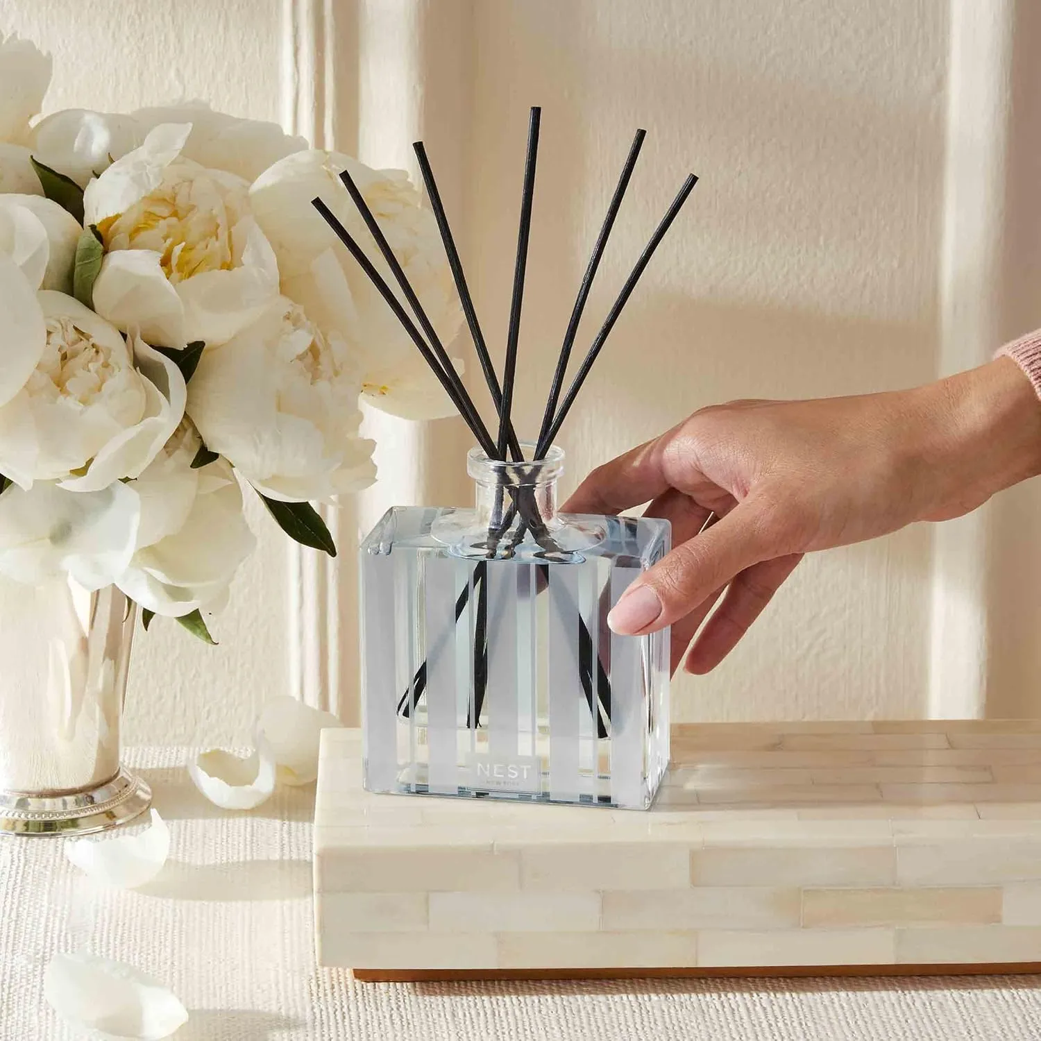 NEST New York Reed Diffuser, Driftwood & Chamomile - 5.9 fl oz - Fragrance for Up to 90 Days - Reusable, Refillable Glass Holder - Includes 8 All-Natural Reed Sticks - Flame Free